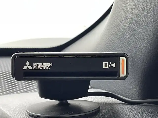 トヨタ カローラ クロス G 熊本県 2023(令5)年 2.5万km アティチュードブラックマイカ 純正ディスプレイオーディオ（ＢＴ・フルセグ・ＣＤ・ＵＳＢ）/バックカメラ　/前方ドライブレコーダー　/ビルトインＥＴＣ　/レーダークルーズコントロール　/前後クリアランスソナー/衝突軽減ブレーキ/レーンキープアシスト/プリクラッシュセーフティ/駐車時支援パーキングサポートシステム/ロードサインアシスト/横滑り防止/オートブレーキホールド/社外フロアマット/純正17インチAW/オートライト/LEDヘッドライト/オートマチックハイビーム/フォグランプ/スマートキー/プッシュスタート/保証書/取扱説明書