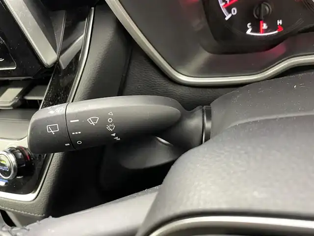 トヨタ カローラ クロス G 熊本県 2023(令5)年 2.5万km アティチュードブラックマイカ 純正ディスプレイオーディオ（ＢＴ・フルセグ・ＣＤ・ＵＳＢ）/バックカメラ　/前方ドライブレコーダー　/ビルトインＥＴＣ　/レーダークルーズコントロール　/前後クリアランスソナー/衝突軽減ブレーキ/レーンキープアシスト/プリクラッシュセーフティ/駐車時支援パーキングサポートシステム/ロードサインアシスト/横滑り防止/オートブレーキホールド/社外フロアマット/純正17インチAW/オートライト/LEDヘッドライト/オートマチックハイビーム/フォグランプ/スマートキー/プッシュスタート/保証書/取扱説明書