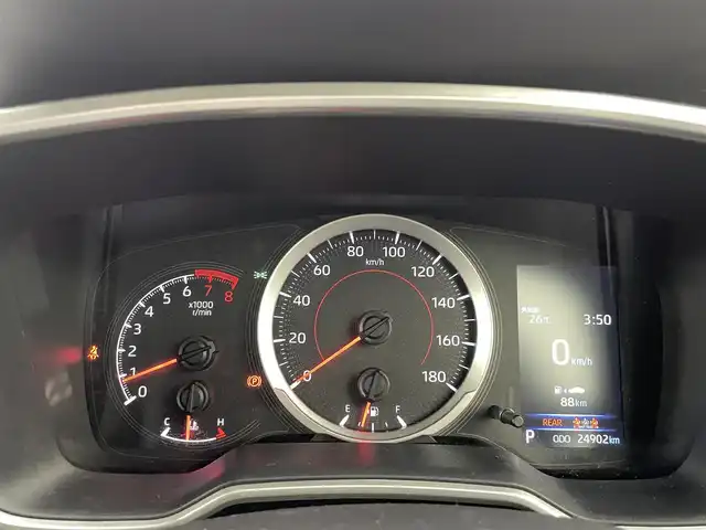 トヨタ カローラ クロス G 熊本県 2023(令5)年 2.5万km アティチュードブラックマイカ 純正ディスプレイオーディオ（ＢＴ・フルセグ・ＣＤ・ＵＳＢ）/バックカメラ　/前方ドライブレコーダー　/ビルトインＥＴＣ　/レーダークルーズコントロール　/前後クリアランスソナー/衝突軽減ブレーキ/レーンキープアシスト/プリクラッシュセーフティ/駐車時支援パーキングサポートシステム/ロードサインアシスト/横滑り防止/オートブレーキホールド/社外フロアマット/純正17インチAW/オートライト/LEDヘッドライト/オートマチックハイビーム/フォグランプ/スマートキー/プッシュスタート/保証書/取扱説明書