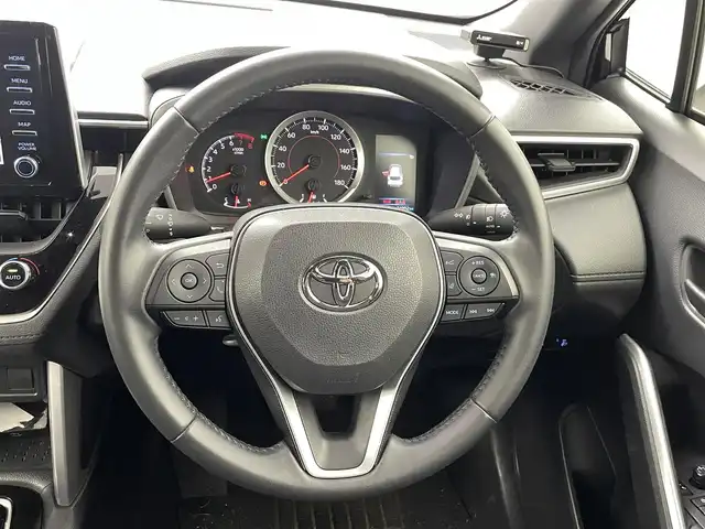 トヨタ カローラ クロス G 熊本県 2023(令5)年 2.5万km アティチュードブラックマイカ 純正ディスプレイオーディオ（ＢＴ・フルセグ・ＣＤ・ＵＳＢ）/バックカメラ　/前方ドライブレコーダー　/ビルトインＥＴＣ　/レーダークルーズコントロール　/前後クリアランスソナー/衝突軽減ブレーキ/レーンキープアシスト/プリクラッシュセーフティ/駐車時支援パーキングサポートシステム/ロードサインアシスト/横滑り防止/オートブレーキホールド/社外フロアマット/純正17インチAW/オートライト/LEDヘッドライト/オートマチックハイビーム/フォグランプ/スマートキー/プッシュスタート/保証書/取扱説明書