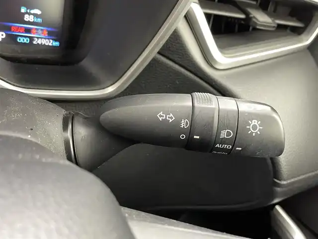 トヨタ カローラ クロス G 熊本県 2023(令5)年 2.5万km アティチュードブラックマイカ 純正ディスプレイオーディオ（ＢＴ・フルセグ・ＣＤ・ＵＳＢ）/バックカメラ　/前方ドライブレコーダー　/ビルトインＥＴＣ　/レーダークルーズコントロール　/前後クリアランスソナー/衝突軽減ブレーキ/レーンキープアシスト/プリクラッシュセーフティ/駐車時支援パーキングサポートシステム/ロードサインアシスト/横滑り防止/オートブレーキホールド/社外フロアマット/純正17インチAW/オートライト/LEDヘッドライト/オートマチックハイビーム/フォグランプ/スマートキー/プッシュスタート/保証書/取扱説明書