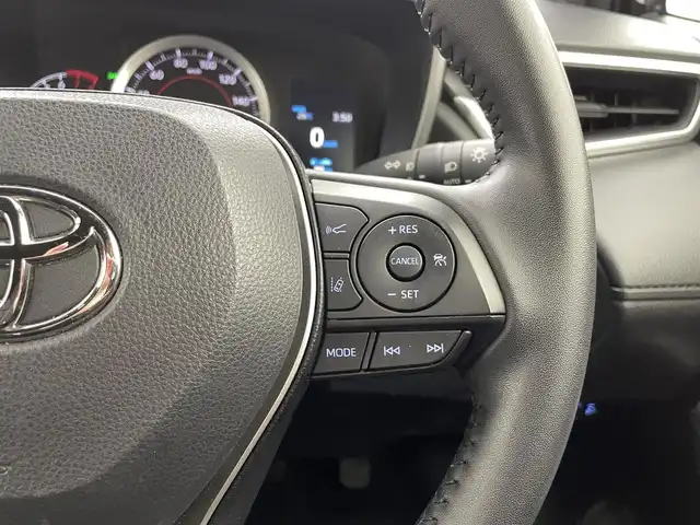 トヨタ カローラ クロス G 熊本県 2023(令5)年 2.5万km アティチュードブラックマイカ 純正ディスプレイオーディオ（ＢＴ・フルセグ・ＣＤ・ＵＳＢ）/バックカメラ　/前方ドライブレコーダー　/ビルトインＥＴＣ　/レーダークルーズコントロール　/前後クリアランスソナー/衝突軽減ブレーキ/レーンキープアシスト/プリクラッシュセーフティ/駐車時支援パーキングサポートシステム/ロードサインアシスト/横滑り防止/オートブレーキホールド/社外フロアマット/純正17インチAW/オートライト/LEDヘッドライト/オートマチックハイビーム/フォグランプ/スマートキー/プッシュスタート/保証書/取扱説明書