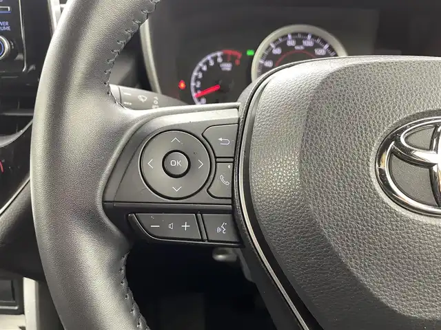 トヨタ カローラ クロス G 熊本県 2023(令5)年 2.5万km アティチュードブラックマイカ 純正ディスプレイオーディオ（ＢＴ・フルセグ・ＣＤ・ＵＳＢ）/バックカメラ　/前方ドライブレコーダー　/ビルトインＥＴＣ　/レーダークルーズコントロール　/前後クリアランスソナー/衝突軽減ブレーキ/レーンキープアシスト/プリクラッシュセーフティ/駐車時支援パーキングサポートシステム/ロードサインアシスト/横滑り防止/オートブレーキホールド/社外フロアマット/純正17インチAW/オートライト/LEDヘッドライト/オートマチックハイビーム/フォグランプ/スマートキー/プッシュスタート/保証書/取扱説明書