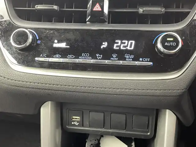 トヨタ カローラ クロス G 熊本県 2023(令5)年 2.5万km アティチュードブラックマイカ 純正ディスプレイオーディオ（ＢＴ・フルセグ・ＣＤ・ＵＳＢ）/バックカメラ　/前方ドライブレコーダー　/ビルトインＥＴＣ　/レーダークルーズコントロール　/前後クリアランスソナー/衝突軽減ブレーキ/レーンキープアシスト/プリクラッシュセーフティ/駐車時支援パーキングサポートシステム/ロードサインアシスト/横滑り防止/オートブレーキホールド/社外フロアマット/純正17インチAW/オートライト/LEDヘッドライト/オートマチックハイビーム/フォグランプ/スマートキー/プッシュスタート/保証書/取扱説明書