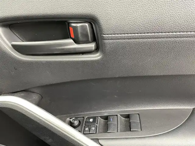 トヨタ カローラ クロス G 熊本県 2023(令5)年 2.5万km アティチュードブラックマイカ 純正ディスプレイオーディオ（ＢＴ・フルセグ・ＣＤ・ＵＳＢ）/バックカメラ　/前方ドライブレコーダー　/ビルトインＥＴＣ　/レーダークルーズコントロール　/前後クリアランスソナー/衝突軽減ブレーキ/レーンキープアシスト/プリクラッシュセーフティ/駐車時支援パーキングサポートシステム/ロードサインアシスト/横滑り防止/オートブレーキホールド/社外フロアマット/純正17インチAW/オートライト/LEDヘッドライト/オートマチックハイビーム/フォグランプ/スマートキー/プッシュスタート/保証書/取扱説明書