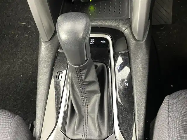 トヨタ カローラ クロス G 熊本県 2023(令5)年 2.5万km アティチュードブラックマイカ 純正ディスプレイオーディオ（ＢＴ・フルセグ・ＣＤ・ＵＳＢ）/バックカメラ　/前方ドライブレコーダー　/ビルトインＥＴＣ　/レーダークルーズコントロール　/前後クリアランスソナー/衝突軽減ブレーキ/レーンキープアシスト/プリクラッシュセーフティ/駐車時支援パーキングサポートシステム/ロードサインアシスト/横滑り防止/オートブレーキホールド/社外フロアマット/純正17インチAW/オートライト/LEDヘッドライト/オートマチックハイビーム/フォグランプ/スマートキー/プッシュスタート/保証書/取扱説明書