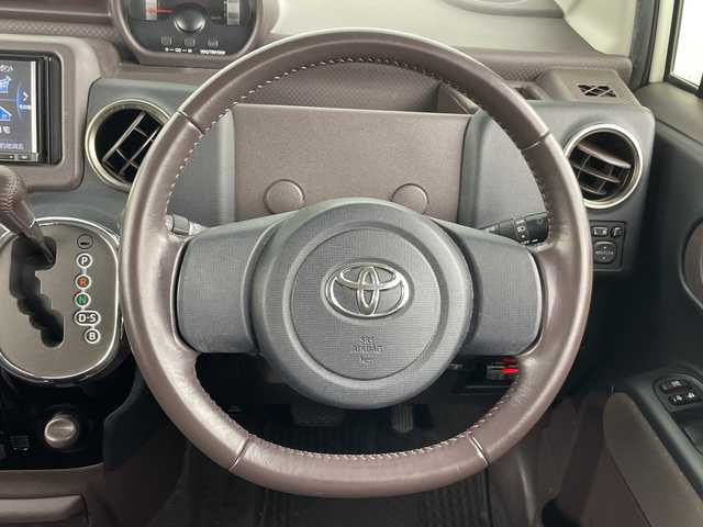 トヨタ スペイド G 愛知県 2012(平24)年 10.6万km ホワイトパールクリスタルシャイン 禁煙車/7インチナビ/（CD/DVD/SD/ワンセグTV）/バックカメラ/ETC/シートヒーター/パワースライドドア/純正15インチアルミホイール/スマートキー/スペアキー1本/プッシュスタート/HIDヘッドライト/フロントフォグランプ/オートライト/フロアマット/横滑り防止装置/電動格納ミラー