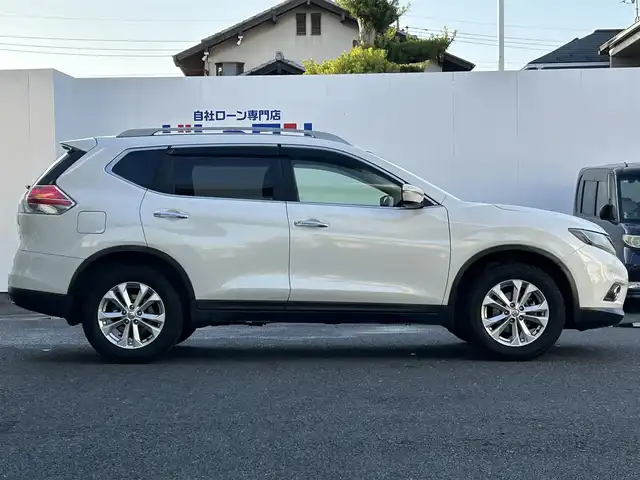 日産 エクストレイル 20X エマージェンシーブレーキ 埼玉県 2015(平27)年 14.7万km ブリリアントホワイトパール (株)IDOMが運営する【じしゃロン鳩ヶ谷店】の自社ローン対象車両になります。こちらは現金ご利用時の価格です。自社ローンご希望の方は別途その旨お申付け下さい。/登録時146818km/純正SDナビ(品番:MC314D-W)/バックカメラ/車線逸脱警報/エマージェンシーブレーキ/進入禁止警報/前後ソナー/コーナリングスタビリティアシスト/アクティブエンジンブレーキ/撥水シート/前席シートヒーター/ヒルディセントコントロール/ビルトインETC/プッシュスタート/スマートキー/スペア×1/アイドリングストップ/オートライト/純正LEDヘッドライト/フロントフォグランプ/ルーフレール/ドアバイザー/純正17インチAW/横滑り防止/純正フロアマット/電動格納機能付きウインカーミラー