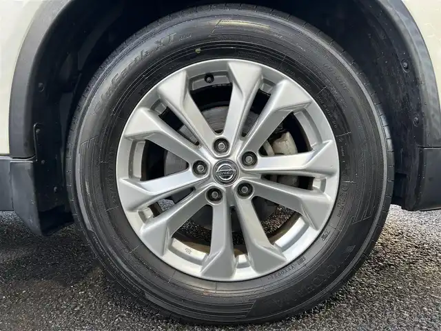 日産 エクストレイル 20X エマージェンシーブレーキ 埼玉県 2015(平27)年 14.7万km ブリリアントホワイトパール (株)IDOMが運営する【じしゃロン鳩ヶ谷店】の自社ローン対象車両になります。こちらは現金ご利用時の価格です。自社ローンご希望の方は別途その旨お申付け下さい。/登録時146818km/純正SDナビ(品番:MC314D-W)/バックカメラ/車線逸脱警報/エマージェンシーブレーキ/進入禁止警報/前後ソナー/コーナリングスタビリティアシスト/アクティブエンジンブレーキ/撥水シート/前席シートヒーター/ヒルディセントコントロール/ビルトインETC/プッシュスタート/スマートキー/スペア×1/アイドリングストップ/オートライト/純正LEDヘッドライト/フロントフォグランプ/ルーフレール/ドアバイザー/純正17インチAW/横滑り防止/純正フロアマット/電動格納機能付きウインカーミラー