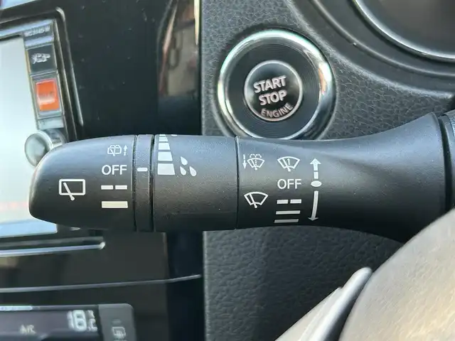 日産 エクストレイル 20X エマージェンシーブレーキ 埼玉県 2015(平27)年 14.7万km ブリリアントホワイトパール (株)IDOMが運営する【じしゃロン鳩ヶ谷店】の自社ローン対象車両になります。こちらは現金ご利用時の価格です。自社ローンご希望の方は別途その旨お申付け下さい。/登録時146818km/純正SDナビ(品番:MC314D-W)/バックカメラ/車線逸脱警報/エマージェンシーブレーキ/進入禁止警報/前後ソナー/コーナリングスタビリティアシスト/アクティブエンジンブレーキ/撥水シート/前席シートヒーター/ヒルディセントコントロール/ビルトインETC/プッシュスタート/スマートキー/スペア×1/アイドリングストップ/オートライト/純正LEDヘッドライト/フロントフォグランプ/ルーフレール/ドアバイザー/純正17インチAW/横滑り防止/純正フロアマット/電動格納機能付きウインカーミラー