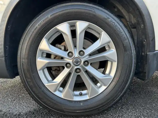 日産 エクストレイル 20X エマージェンシーブレーキ 埼玉県 2015(平27)年 14.7万km ブリリアントホワイトパール (株)IDOMが運営する【じしゃロン鳩ヶ谷店】の自社ローン対象車両になります。こちらは現金ご利用時の価格です。自社ローンご希望の方は別途その旨お申付け下さい。/登録時146818km/純正SDナビ(品番:MC314D-W)/バックカメラ/車線逸脱警報/エマージェンシーブレーキ/進入禁止警報/前後ソナー/コーナリングスタビリティアシスト/アクティブエンジンブレーキ/撥水シート/前席シートヒーター/ヒルディセントコントロール/ビルトインETC/プッシュスタート/スマートキー/スペア×1/アイドリングストップ/オートライト/純正LEDヘッドライト/フロントフォグランプ/ルーフレール/ドアバイザー/純正17インチAW/横滑り防止/純正フロアマット/電動格納機能付きウインカーミラー