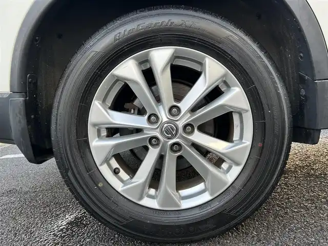 日産 エクストレイル 20X エマージェンシーブレーキ 埼玉県 2015(平27)年 14.7万km ブリリアントホワイトパール (株)IDOMが運営する【じしゃロン鳩ヶ谷店】の自社ローン対象車両になります。こちらは現金ご利用時の価格です。自社ローンご希望の方は別途その旨お申付け下さい。/登録時146818km/純正SDナビ(品番:MC314D-W)/バックカメラ/車線逸脱警報/エマージェンシーブレーキ/進入禁止警報/前後ソナー/コーナリングスタビリティアシスト/アクティブエンジンブレーキ/撥水シート/前席シートヒーター/ヒルディセントコントロール/ビルトインETC/プッシュスタート/スマートキー/スペア×1/アイドリングストップ/オートライト/純正LEDヘッドライト/フロントフォグランプ/ルーフレール/ドアバイザー/純正17インチAW/横滑り防止/純正フロアマット/電動格納機能付きウインカーミラー