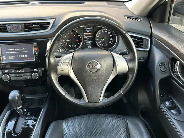 日産 エクストレイル 20X エマージェンシーブレーキ 埼玉県 2015(平27)年 14.7万km ブリリアントホワイトパール (株)IDOMが運営する【じしゃロン鳩ヶ谷店】の自社ローン対象車両になります。こちらは現金ご利用時の価格です。自社ローンご希望の方は別途その旨お申付け下さい。/登録時146818km/純正SDナビ(品番:MC314D-W)/バックカメラ/車線逸脱警報/エマージェンシーブレーキ/進入禁止警報/前後ソナー/コーナリングスタビリティアシスト/アクティブエンジンブレーキ/撥水シート/前席シートヒーター/ヒルディセントコントロール/ビルトインETC/プッシュスタート/スマートキー/スペア×1/アイドリングストップ/オートライト/純正LEDヘッドライト/フロントフォグランプ/ルーフレール/ドアバイザー/純正17インチAW/横滑り防止/純正フロアマット/電動格納機能付きウインカーミラー