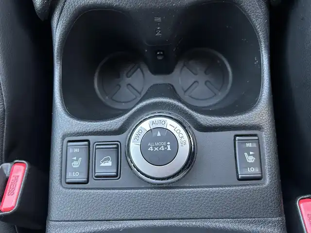 日産 エクストレイル 20X エマージェンシーブレーキ 埼玉県 2015(平27)年 14.7万km ブリリアントホワイトパール (株)IDOMが運営する【じしゃロン鳩ヶ谷店】の自社ローン対象車両になります。こちらは現金ご利用時の価格です。自社ローンご希望の方は別途その旨お申付け下さい。/登録時146818km/純正SDナビ(品番:MC314D-W)/バックカメラ/車線逸脱警報/エマージェンシーブレーキ/進入禁止警報/前後ソナー/コーナリングスタビリティアシスト/アクティブエンジンブレーキ/撥水シート/前席シートヒーター/ヒルディセントコントロール/ビルトインETC/プッシュスタート/スマートキー/スペア×1/アイドリングストップ/オートライト/純正LEDヘッドライト/フロントフォグランプ/ルーフレール/ドアバイザー/純正17インチAW/横滑り防止/純正フロアマット/電動格納機能付きウインカーミラー