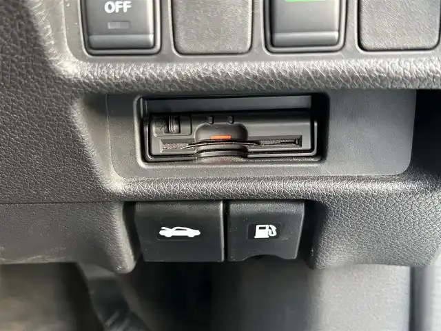 日産 エクストレイル 20X エマージェンシーブレーキ 埼玉県 2015(平27)年 14.7万km ブリリアントホワイトパール (株)IDOMが運営する【じしゃロン鳩ヶ谷店】の自社ローン対象車両になります。こちらは現金ご利用時の価格です。自社ローンご希望の方は別途その旨お申付け下さい。/登録時146818km/純正SDナビ(品番:MC314D-W)/バックカメラ/車線逸脱警報/エマージェンシーブレーキ/進入禁止警報/前後ソナー/コーナリングスタビリティアシスト/アクティブエンジンブレーキ/撥水シート/前席シートヒーター/ヒルディセントコントロール/ビルトインETC/プッシュスタート/スマートキー/スペア×1/アイドリングストップ/オートライト/純正LEDヘッドライト/フロントフォグランプ/ルーフレール/ドアバイザー/純正17インチAW/横滑り防止/純正フロアマット/電動格納機能付きウインカーミラー