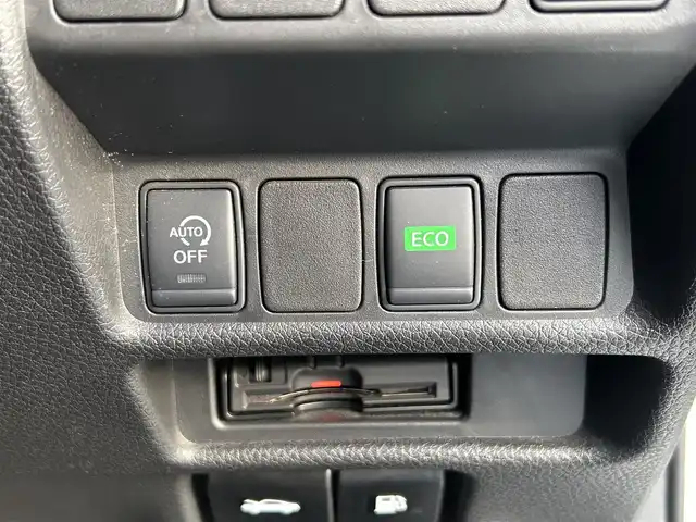 日産 エクストレイル 20X エマージェンシーブレーキ 埼玉県 2015(平27)年 14.7万km ブリリアントホワイトパール (株)IDOMが運営する【じしゃロン鳩ヶ谷店】の自社ローン対象車両になります。こちらは現金ご利用時の価格です。自社ローンご希望の方は別途その旨お申付け下さい。/登録時146818km/純正SDナビ(品番:MC314D-W)/バックカメラ/車線逸脱警報/エマージェンシーブレーキ/進入禁止警報/前後ソナー/コーナリングスタビリティアシスト/アクティブエンジンブレーキ/撥水シート/前席シートヒーター/ヒルディセントコントロール/ビルトインETC/プッシュスタート/スマートキー/スペア×1/アイドリングストップ/オートライト/純正LEDヘッドライト/フロントフォグランプ/ルーフレール/ドアバイザー/純正17インチAW/横滑り防止/純正フロアマット/電動格納機能付きウインカーミラー