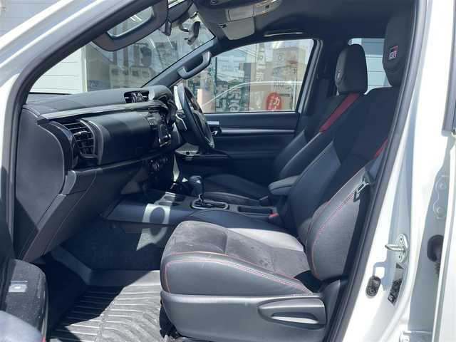 トヨタ ハイラックス Z GRスポーツ 神奈川県 2023(令5)年 0.8万km スーパーホワイトⅡ ワンオーナー/純正メモリナビ/　（Bluetooth・USB・Miracast）/BATTLEZマフラー/BATTLEZ車高調/デルタフォース17インチAW/ジオランダーサマータイヤ/プリクラッシュセーフティ/レーダークルーズコントロール/パノラミックビューモニター/運転席パワーシート/RICK’Sマッドフラップ/LEDヘッドライト/LEDフォグライト/ハードトノカバー/クリアランスソナー/ハーフレザーシート/前後ドライブレコーダー/ETC2.0/スマートキー×2/保証書/取扱説明書