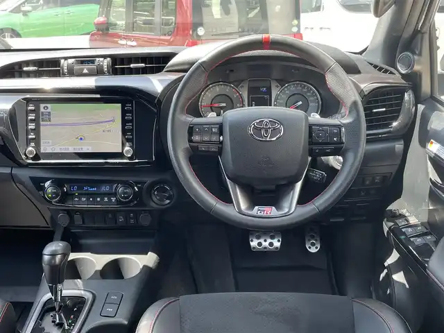 トヨタ ハイラックス Z GRスポーツ 神奈川県 2023(令5)年 0.8万km スーパーホワイトⅡ ワンオーナー/純正メモリナビ/　（Bluetooth・USB・Miracast）/BATTLEZマフラー/BATTLEZ車高調/デルタフォース17インチAW/ジオランダーサマータイヤ/プリクラッシュセーフティ/レーダークルーズコントロール/パノラミックビューモニター/運転席パワーシート/RICK’Sマッドフラップ/LEDヘッドライト/LEDフォグライト/ハードトノカバー/クリアランスソナー/ハーフレザーシート/前後ドライブレコーダー/ETC2.0/スマートキー×2/保証書/取扱説明書