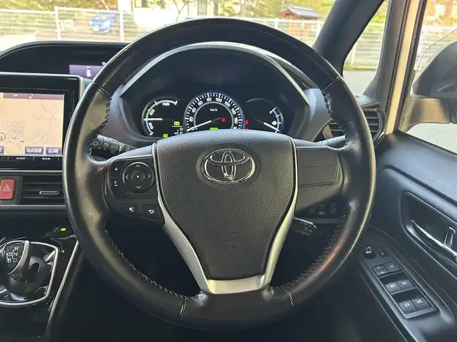トヨタ エスクァイア ハイブリッド Gi 福島県 2015(平27)年 11万km ホワイトパールクリスタルシャイン 登録時走行距離：109/694km/メーカー純正SDナビ/（フルセグTV/AM/FM/BT接続/CD/DVD）/プッシュスタート/シートヒーター/純正フロアマット/クルコン/社外デジタルインナーミラー/バックカメラ/ドライブレコーダー前後方/純正サマータイヤ4本/ETC/HIDライト/ウィンカーミラー/フォグランプ/両側パワースライドドア/ステアリングスイッチ/レザーシート/革巻きハンドル/保証書/取扱説明書