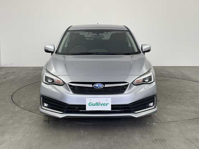 スバル インプレッサ スポーツ 2．0i－Lアイサイト 兵庫県 2020(令2)年 4.3万km アイスシルバーメタリック ・純正ナビ/CD/DVD/SD/Bluetooth/TV/Apple car play/・バックカメラ/・SI-DRIVE (スバル・インテリジェント・ドライブ) /・アイサイト/・後退時ブレーキアシスト（RAB）/・プリクラッシュセーフティ/・レーンキープアシスト/・横滑り防止装置/・レーダークルーズコントロール/・純正17インチアルミホイール/・パドルシフト/・アイドリングストップ/・ETC/・LEDオートライト/・LEDフォグランプ/・スマートキー/・取扱説明書/・保証書