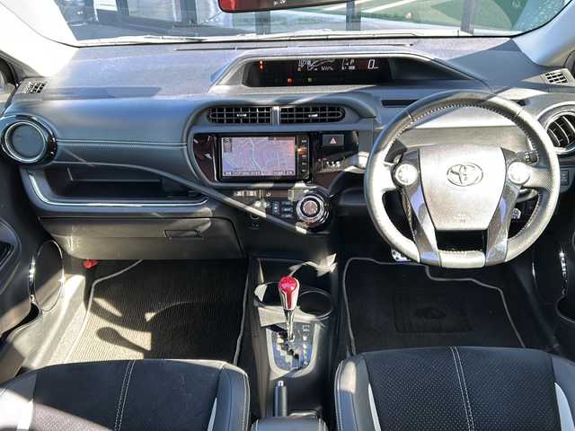 トヨタ アクア G G’s 岐阜県 2015(平27)年 9.3万km ブラックマイカ 登録時走行距離92224km/サイドエアロ/純正ナビ/フルセグＴＶ/バックカメラ/ハーフレザーシート/クルーズコントロール/純正アルミホイール/純正フロアマット/ビルトインＥＴＣ/プッシュスタート/スマートキー/ＬＥＤヘッドライト/オートライト/フロントフォグランプ/ドライブレコーダー/ドアバイザー/CDチェンジャー