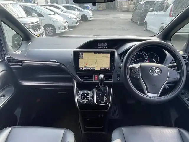 トヨタ エスクァイア Gi ブラックテーラード 大阪府 2016(平28)年 12.2万km スパークリングブラックパールクリスタルシャイン (株)IDOMが運営する【じしゃロン東大阪店】の自社ローン対象車両になります。こちらは現金ご利用時の価格です。自社ローンご希望の方は別途その旨お申付け下さい。/トヨタセーフティセンス/純正10インチナビ/・フルセグTV/Bluetooth/CD/DVD/後席フリップダウンモニター/バックモニター/クルーズコントロール/アイドリングストップ/ETC/前席シートヒーター/合皮シート/両側パワースライドドア/LEDライト/横滑り防止装置/スマートキー＆プッシュスタート/純正フロアマット