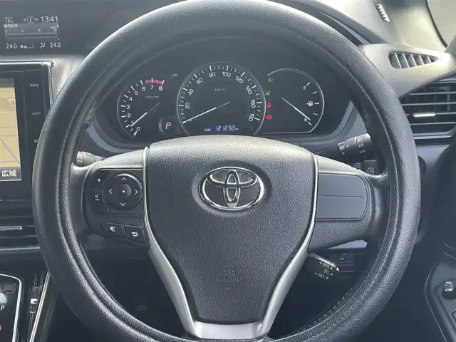 トヨタ エスクァイア Gi ブラックテーラード 大阪府 2016(平28)年 12.2万km スパークリングブラックパールクリスタルシャイン (株)IDOMが運営する【じしゃロン東大阪店】の自社ローン対象車両になります。こちらは現金ご利用時の価格です。自社ローンご希望の方は別途その旨お申付け下さい。/トヨタセーフティセンス/純正10インチナビ/・フルセグTV/Bluetooth/CD/DVD/後席フリップダウンモニター/バックモニター/クルーズコントロール/アイドリングストップ/ETC/前席シートヒーター/合皮シート/両側パワースライドドア/LEDライト/横滑り防止装置/スマートキー＆プッシュスタート/純正フロアマット