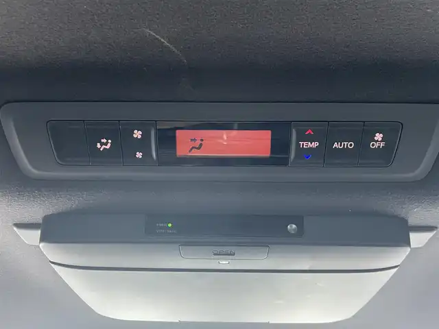 トヨタ エスクァイア Gi ブラックテーラード 大阪府 2016(平28)年 12.2万km スパークリングブラックパールクリスタルシャイン (株)IDOMが運営する【じしゃロン東大阪店】の自社ローン対象車両になります。こちらは現金ご利用時の価格です。自社ローンご希望の方は別途その旨お申付け下さい。/トヨタセーフティセンス/純正10インチナビ/・フルセグTV/Bluetooth/CD/DVD/後席フリップダウンモニター/バックモニター/クルーズコントロール/アイドリングストップ/ETC/前席シートヒーター/合皮シート/両側パワースライドドア/LEDライト/横滑り防止装置/スマートキー＆プッシュスタート/純正フロアマット