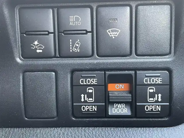 トヨタ エスクァイア Gi ブラックテーラード 大阪府 2016(平28)年 12.2万km スパークリングブラックパールクリスタルシャイン (株)IDOMが運営する【じしゃロン東大阪店】の自社ローン対象車両になります。こちらは現金ご利用時の価格です。自社ローンご希望の方は別途その旨お申付け下さい。/トヨタセーフティセンス/純正10インチナビ/・フルセグTV/Bluetooth/CD/DVD/後席フリップダウンモニター/バックモニター/クルーズコントロール/アイドリングストップ/ETC/前席シートヒーター/合皮シート/両側パワースライドドア/LEDライト/横滑り防止装置/スマートキー＆プッシュスタート/純正フロアマット