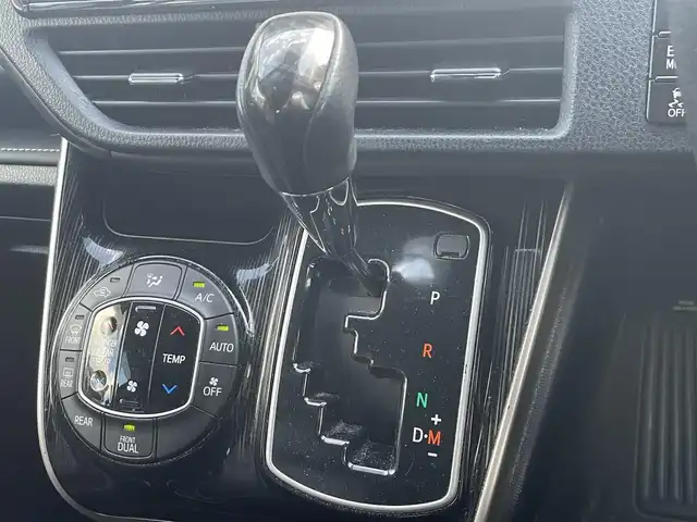 トヨタ エスクァイア Gi ブラックテーラード 大阪府 2016(平28)年 12.2万km スパークリングブラックパールクリスタルシャイン (株)IDOMが運営する【じしゃロン東大阪店】の自社ローン対象車両になります。こちらは現金ご利用時の価格です。自社ローンご希望の方は別途その旨お申付け下さい。/トヨタセーフティセンス/純正10インチナビ/・フルセグTV/Bluetooth/CD/DVD/後席フリップダウンモニター/バックモニター/クルーズコントロール/アイドリングストップ/ETC/前席シートヒーター/合皮シート/両側パワースライドドア/LEDライト/横滑り防止装置/スマートキー＆プッシュスタート/純正フロアマット