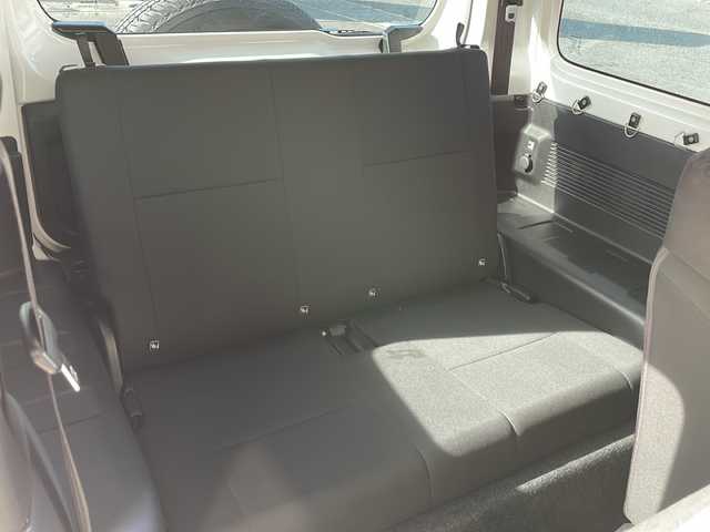 スズキ ジムニー XG 静岡県 2020(令2)年 4.3万km スペリアホワイト 純正ディスプレイオーディオ/・FM/AM/・CD/DVD/・Bluetooth/・USB/・iPod/主要装備/・バックカメラ/・マニュアルエアコン/・ＥＴＣ/・ルーフキャリア/・サイドカーテンエアバッグ/・ＬＥＤヘッドライト/・横滑り防止装置/・ヒルディセントコントロール/・Ｈ－Ｌ切替/・純正フロアマット