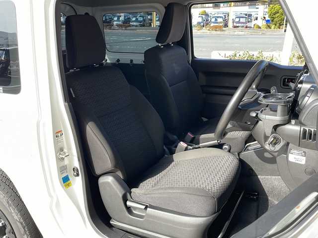 スズキ ジムニー XG 静岡県 2020(令2)年 4.3万km スペリアホワイト 純正ディスプレイオーディオ/・FM/AM/・CD/DVD/・Bluetooth/・USB/・iPod/主要装備/・バックカメラ/・マニュアルエアコン/・ＥＴＣ/・ルーフキャリア/・サイドカーテンエアバッグ/・ＬＥＤヘッドライト/・横滑り防止装置/・ヒルディセントコントロール/・Ｈ－Ｌ切替/・純正フロアマット