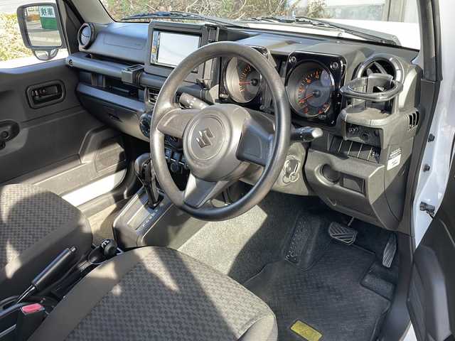 スズキ ジムニー XG 静岡県 2020(令2)年 4.3万km スペリアホワイト 純正ディスプレイオーディオ/・FM/AM/・CD/DVD/・Bluetooth/・USB/・iPod/主要装備/・バックカメラ/・マニュアルエアコン/・ＥＴＣ/・ルーフキャリア/・サイドカーテンエアバッグ/・ＬＥＤヘッドライト/・横滑り防止装置/・ヒルディセントコントロール/・Ｈ－Ｌ切替/・純正フロアマット