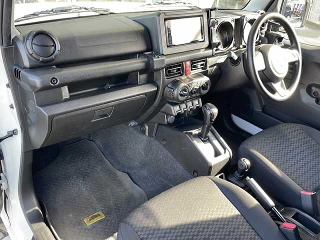 スズキ ジムニー XG 静岡県 2020(令2)年 4.3万km スペリアホワイト 純正ディスプレイオーディオ/・FM/AM/・CD/DVD/・Bluetooth/・USB/・iPod/主要装備/・バックカメラ/・マニュアルエアコン/・ＥＴＣ/・ルーフキャリア/・サイドカーテンエアバッグ/・ＬＥＤヘッドライト/・横滑り防止装置/・ヒルディセントコントロール/・Ｈ－Ｌ切替/・純正フロアマット