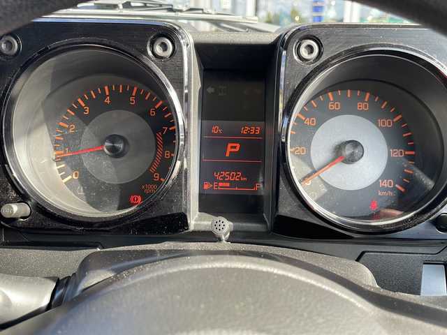 スズキ ジムニー XG 静岡県 2020(令2)年 4.3万km スペリアホワイト 純正ディスプレイオーディオ/・FM/AM/・CD/DVD/・Bluetooth/・USB/・iPod/主要装備/・バックカメラ/・マニュアルエアコン/・ＥＴＣ/・ルーフキャリア/・サイドカーテンエアバッグ/・ＬＥＤヘッドライト/・横滑り防止装置/・ヒルディセントコントロール/・Ｈ－Ｌ切替/・純正フロアマット