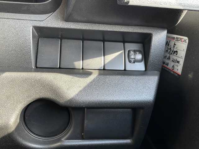 スズキ ジムニー XG 静岡県 2020(令2)年 4.3万km スペリアホワイト 純正ディスプレイオーディオ/・FM/AM/・CD/DVD/・Bluetooth/・USB/・iPod/主要装備/・バックカメラ/・マニュアルエアコン/・ＥＴＣ/・ルーフキャリア/・サイドカーテンエアバッグ/・ＬＥＤヘッドライト/・横滑り防止装置/・ヒルディセントコントロール/・Ｈ－Ｌ切替/・純正フロアマット