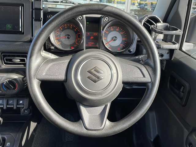 スズキ ジムニー XG 静岡県 2020(令2)年 4.3万km スペリアホワイト 純正ディスプレイオーディオ/・FM/AM/・CD/DVD/・Bluetooth/・USB/・iPod/主要装備/・バックカメラ/・マニュアルエアコン/・ＥＴＣ/・ルーフキャリア/・サイドカーテンエアバッグ/・ＬＥＤヘッドライト/・横滑り防止装置/・ヒルディセントコントロール/・Ｈ－Ｌ切替/・純正フロアマット