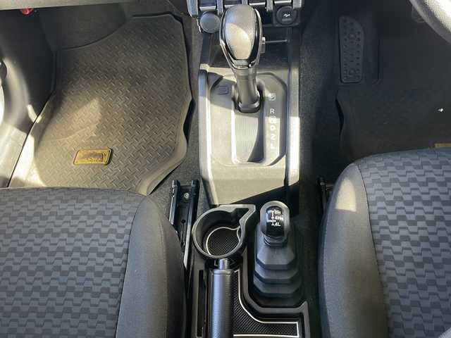 スズキ ジムニー XG 静岡県 2020(令2)年 4.3万km スペリアホワイト 純正ディスプレイオーディオ/・FM/AM/・CD/DVD/・Bluetooth/・USB/・iPod/主要装備/・バックカメラ/・マニュアルエアコン/・ＥＴＣ/・ルーフキャリア/・サイドカーテンエアバッグ/・ＬＥＤヘッドライト/・横滑り防止装置/・ヒルディセントコントロール/・Ｈ－Ｌ切替/・純正フロアマット