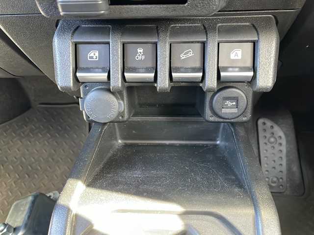 スズキ ジムニー XG 静岡県 2020(令2)年 4.3万km スペリアホワイト 純正ディスプレイオーディオ/・FM/AM/・CD/DVD/・Bluetooth/・USB/・iPod/主要装備/・バックカメラ/・マニュアルエアコン/・ＥＴＣ/・ルーフキャリア/・サイドカーテンエアバッグ/・ＬＥＤヘッドライト/・横滑り防止装置/・ヒルディセントコントロール/・Ｈ－Ｌ切替/・純正フロアマット