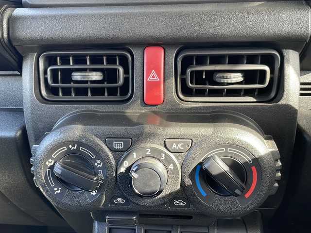 スズキ ジムニー XG 静岡県 2020(令2)年 4.3万km スペリアホワイト 純正ディスプレイオーディオ/・FM/AM/・CD/DVD/・Bluetooth/・USB/・iPod/主要装備/・バックカメラ/・マニュアルエアコン/・ＥＴＣ/・ルーフキャリア/・サイドカーテンエアバッグ/・ＬＥＤヘッドライト/・横滑り防止装置/・ヒルディセントコントロール/・Ｈ－Ｌ切替/・純正フロアマット