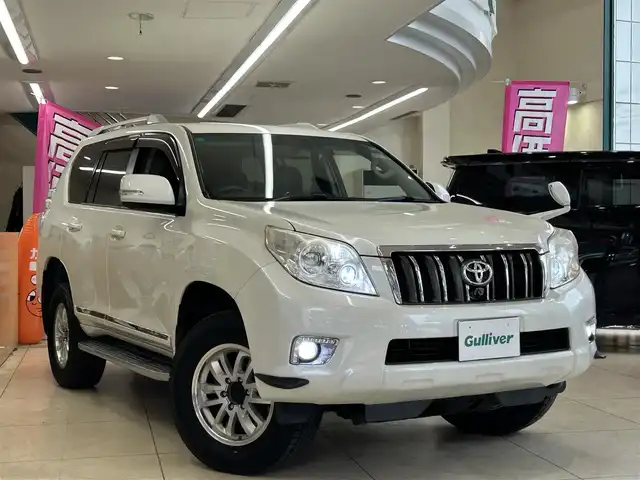 トヨタ ランドクルーザー プラド TZ 東京都 2010(平22)年 6.7万km ホワイトパールクリスタルシャイン △純正HDDナビ(NHZN-WS7)/ (ワンセグ/AUX/CD/DVD/SD/iPod)/△バックカメラ/△スマートキー/△ドライブレコーダー(BP-7500)/△フロントカメラ/△オートライト/△社外LEDヘッドライト/△純正フォグライト/△革巻きステアリング/△Fマット/△ISOFIX/△リアプライバシーガラス/△電動格納ウインカーミラー/△AC100V/△ＥＴＣ/△バイザー/△純正１７インチアルミホイール/△カーテンエアバック/△ＡＢＳ/△ダウンヒルアシストコントロール/△４ＷＤ/△ルーフレール/△取扱説明書/△記録簿（Ｒ３，３　Ｒ５，３，Ｒ７，４）
