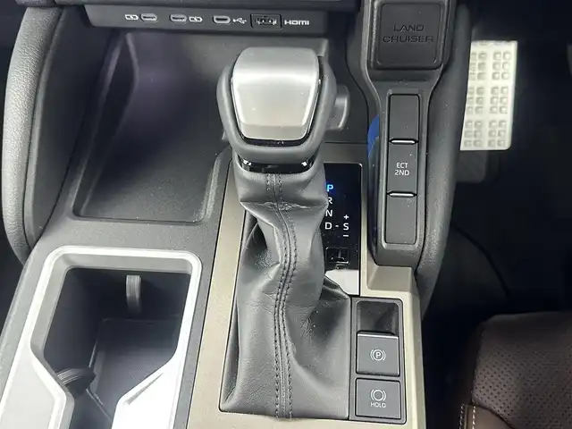 トヨタ ランドクルーザー ２５０ VX ファーストエディション 愛知県 2024(令6)年 0.8万km プラチナホワイトパールマイカ ・ワンオーナー/・保証書/・D席パワーシート/・ドライブレコーダ/・シートヒータ/・エアーシート/・レザーシート/・4WD/・サンルーフ/・純正コネクティッドナビ/　BT/フルセグTV/USB/HDMI/・Toyota Safety Sense/・デジタルインナーミラー/・全方位カメラ/・レーダークルーズコントロール/・ビルトインETC2.0/・ステアリングリモコン/・ステアリングヒーター/・純正フロアマット/・オートライト/・オートハイビーム/・LEDライト/・フォグランプ/・純正１８インチアルミホイール/・パワーバックドア/・スペアキー