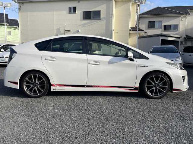 トヨタ プリウス S ツーリングセレ G’s 埼玉県 2013(平25)年 6.1万km ホワイトパールクリスタルシャイン ・ワンオーナー/・保証書/・ディーラー点検記録簿数年あり/・純正ナビ/・フルセグTV/・バックカメラ/・ETC/・プッシュスタート/・スマートキー×２/・革巻きステアリング/・ステアリングスイッチ/・トノカバー/・純正フロアマット/・ドアバイザー/・オートライト/・フォグライト/・電格ミラー/・ウィンカーミラー/・取扱説明書