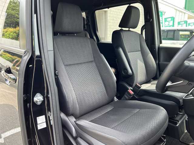 トヨタ ヴォクシー S－G 愛知県 2022(令4)年 1.4万km アティチュードブラックマイカ 純正メモリナビ/フルセグテレビ/バックカメラ/Bluetooth/フリップダウンモニター/ウィンカーミラー/クルーズコントロール/プッシュスタート/両側パワースライドドア/ビルトインETC2.0/レザーステアリング/衝突軽減ブレーキ/レーンキープ/サイドリフトアップチルシート