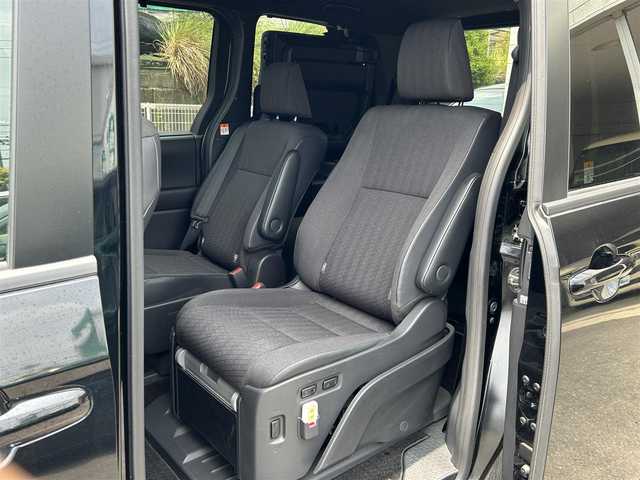 トヨタ ヴォクシー S－G 愛知県 2022(令4)年 1.4万km アティチュードブラックマイカ 純正メモリナビ/フルセグテレビ/バックカメラ/Bluetooth/フリップダウンモニター/ウィンカーミラー/クルーズコントロール/プッシュスタート/両側パワースライドドア/ビルトインETC2.0/レザーステアリング/衝突軽減ブレーキ/レーンキープ/サイドリフトアップチルシート