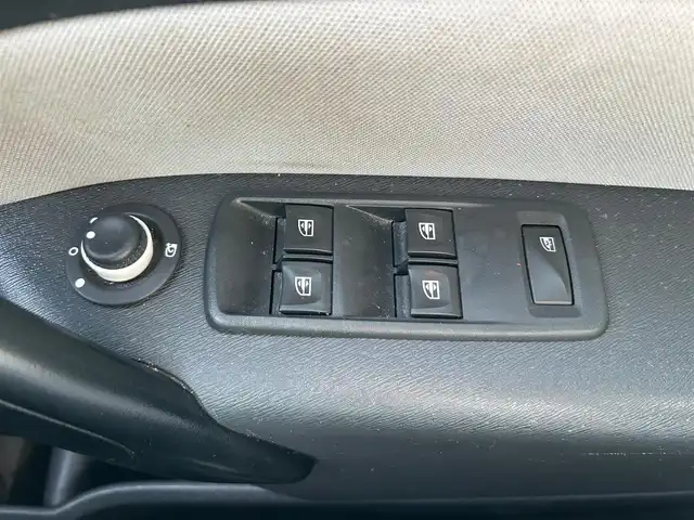 ルノー カングー ゼン 静岡県 2016(平28)年 5.5万km 青 ＳＤナビ（Ｂｌｕｅｔｏｏｔｈ、ＤＶＤ、ＣＤ、フルセグＴＶ）/ＥＴＣ/スペアキー/純正フロアマット/オートエアコン/リモコンキー/横滑り防止装置/ダブルエアバッグ/ハロゲンヘッドライト/パワーステアリング/パワーウインドウ/ABS