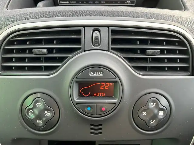 ルノー カングー ゼン 静岡県 2016(平28)年 5.5万km 青 ＳＤナビ（Ｂｌｕｅｔｏｏｔｈ、ＤＶＤ、ＣＤ、フルセグＴＶ）/ＥＴＣ/スペアキー/純正フロアマット/オートエアコン/リモコンキー/横滑り防止装置/ダブルエアバッグ/ハロゲンヘッドライト/パワーステアリング/パワーウインドウ/ABS