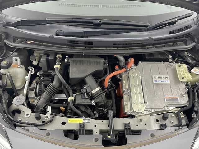 日産 ノート e－パワー X Vセレクション 埼玉県 2020(令2)年 3.8万km シルバー ・純正ナビ/・AM/FM/・フルセグTV/Bluetooth/・CD/USB/・全方位カメラ/・前後ドライブレコーダー/・ステアリングリモコン/・PCS/・LDA/・プッシュスタート/・スマートキー/・ドライブモードセレクト/・デジタルインナーミラー/・ウィンカーミラー/・パワーウィンドウ/・社外フロアマット/・純正ドアバイザー/・純正１５インチアルミホイール