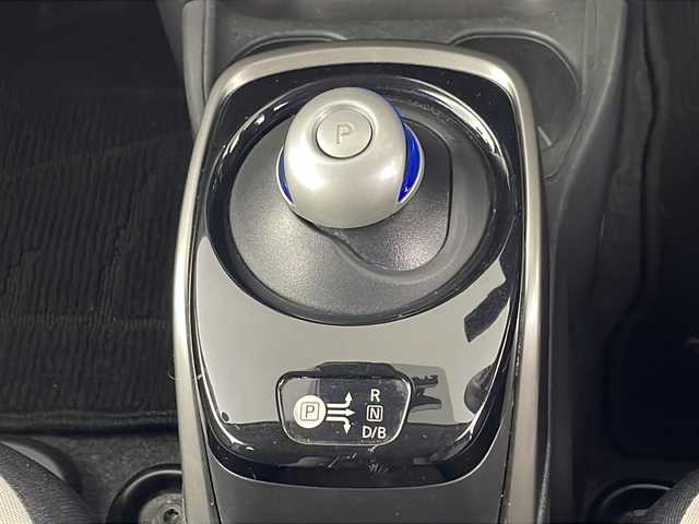日産 ノート e－パワー X Vセレクション 埼玉県 2020(令2)年 3.8万km シルバー ・純正ナビ/・AM/FM/・フルセグTV/Bluetooth/・CD/USB/・全方位カメラ/・前後ドライブレコーダー/・ステアリングリモコン/・PCS/・LDA/・プッシュスタート/・スマートキー/・ドライブモードセレクト/・デジタルインナーミラー/・ウィンカーミラー/・パワーウィンドウ/・社外フロアマット/・純正ドアバイザー/・純正１５インチアルミホイール