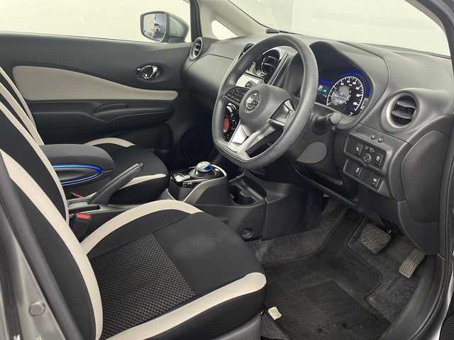 日産 ノート e－パワー X Vセレクション 埼玉県 2020(令2)年 3.8万km シルバー ・純正ナビ/・AM/FM/・フルセグTV/Bluetooth/・CD/USB/・全方位カメラ/・前後ドライブレコーダー/・ステアリングリモコン/・PCS/・LDA/・プッシュスタート/・スマートキー/・ドライブモードセレクト/・デジタルインナーミラー/・ウィンカーミラー/・パワーウィンドウ/・社外フロアマット/・純正ドアバイザー/・純正１５インチアルミホイール